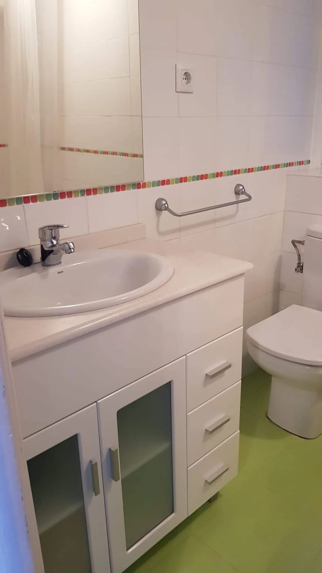 Lavabo con mueble y espejo