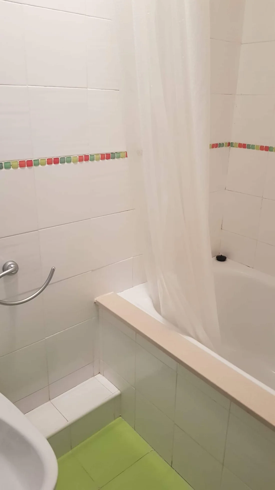 Bañera con mampara de cortina