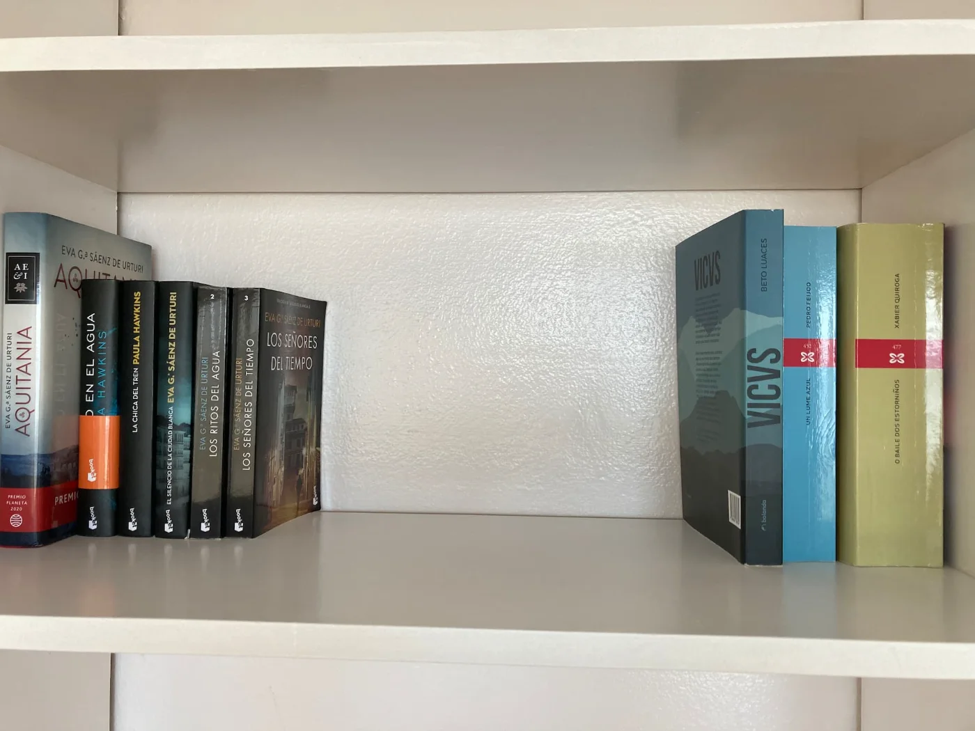 Estantería con libros y juegos