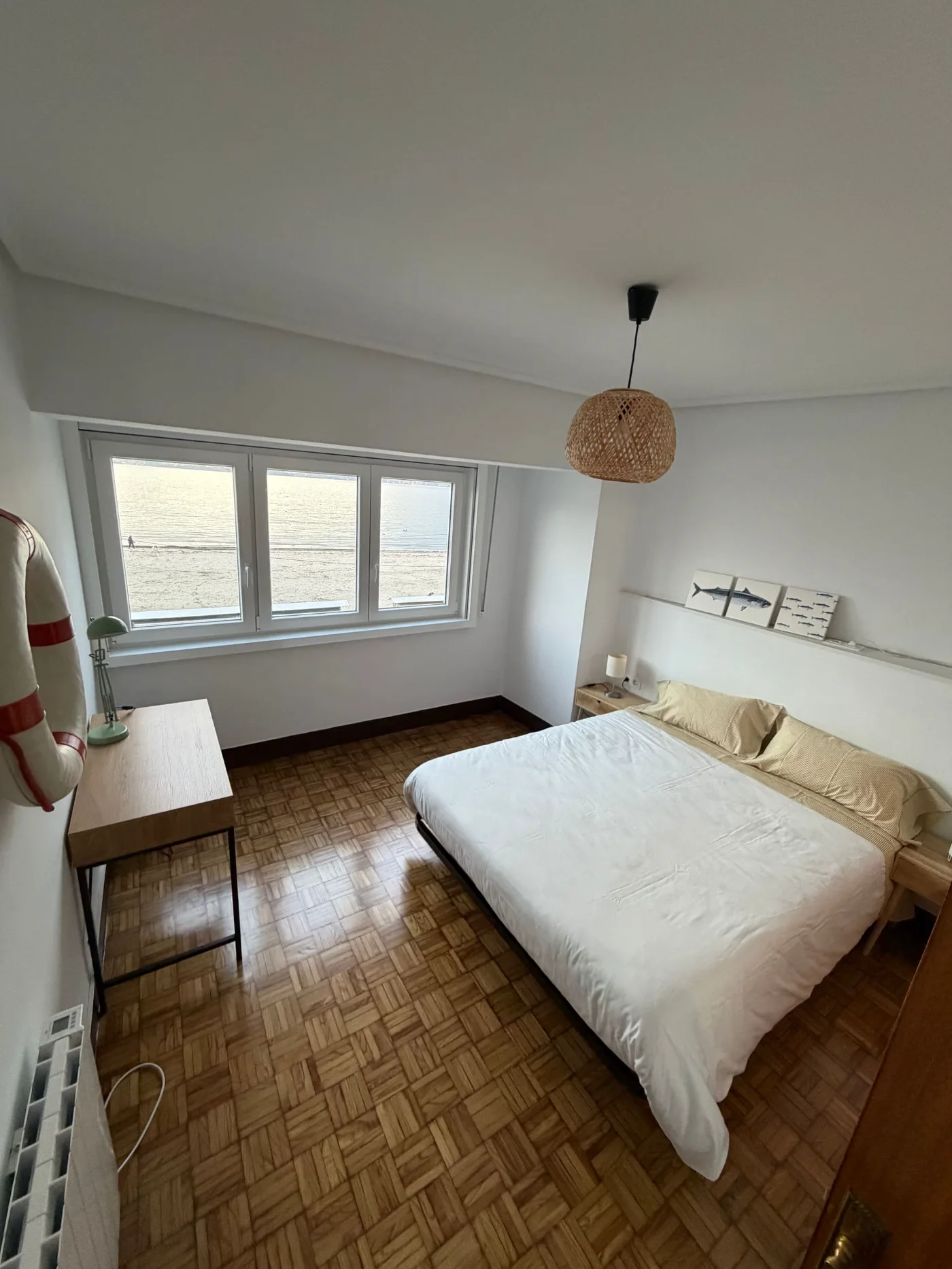 Dormitorio principal con cama de matrimonio