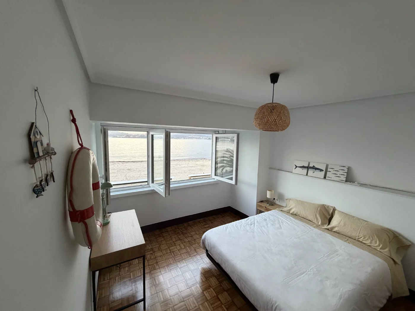 Dormitorio con ventana y armario