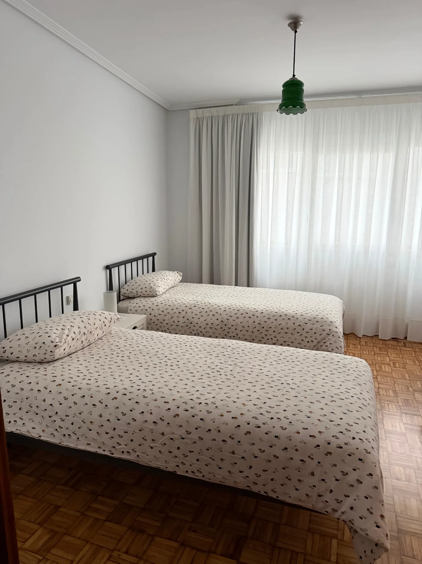 Dormitorio con dos camas gemelas