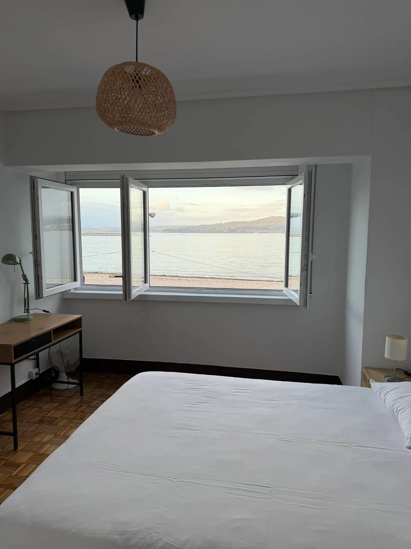 Rincón de trabajo junto a la ventana