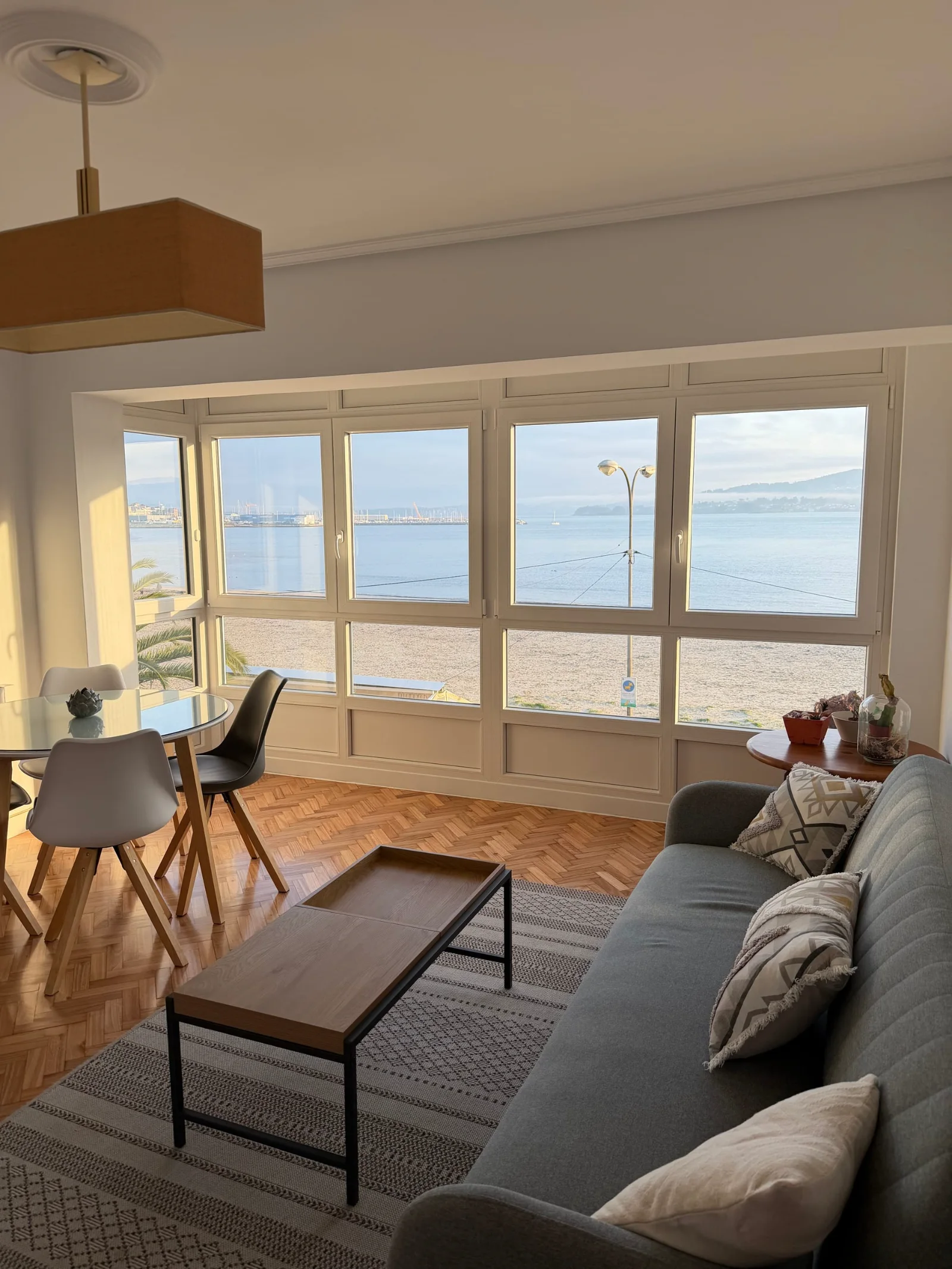 Salón con gran ventanal y vistas a la playa